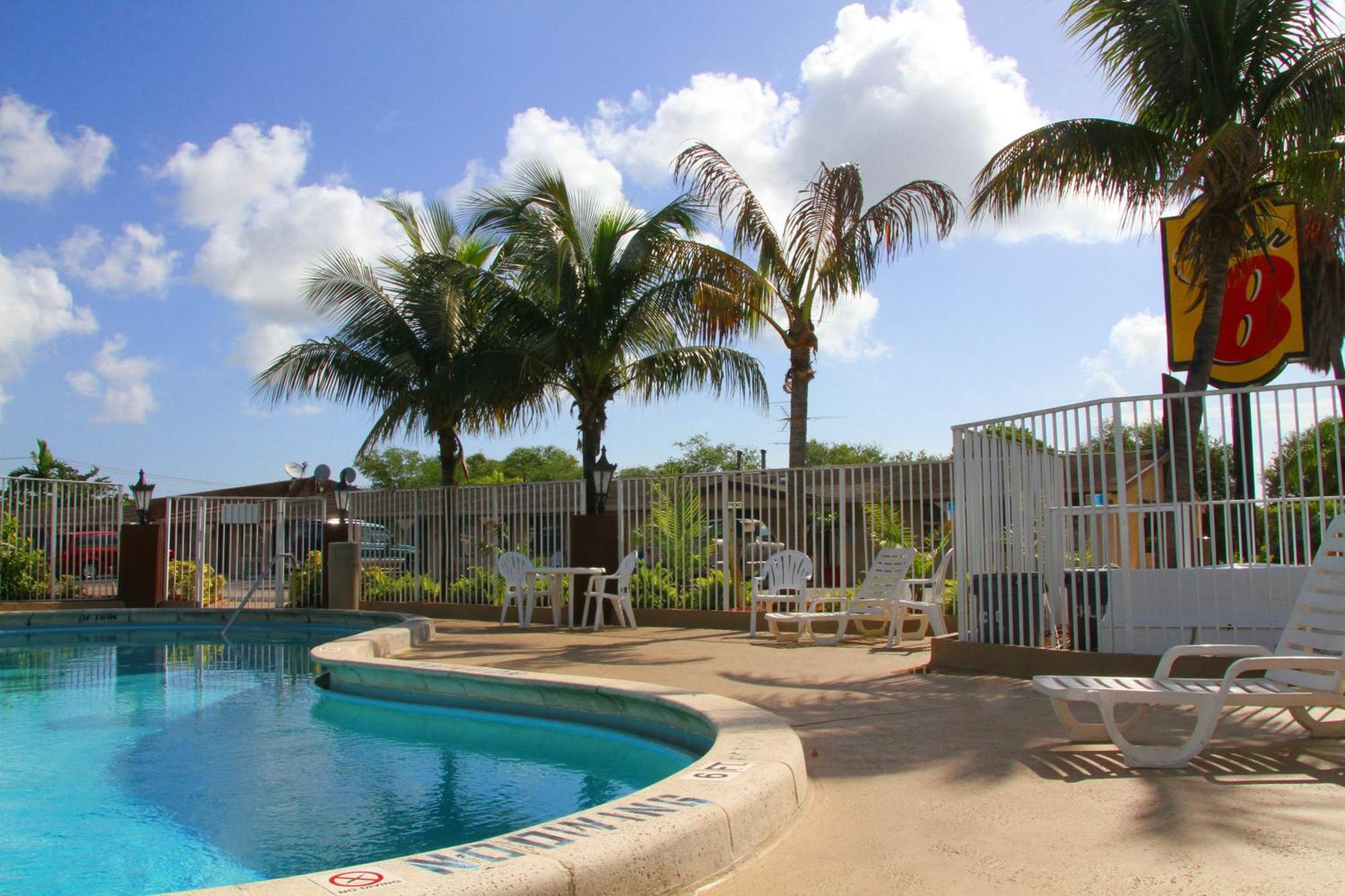 Super 8 By Wyndham Lantana West Palm Beach Esterno foto