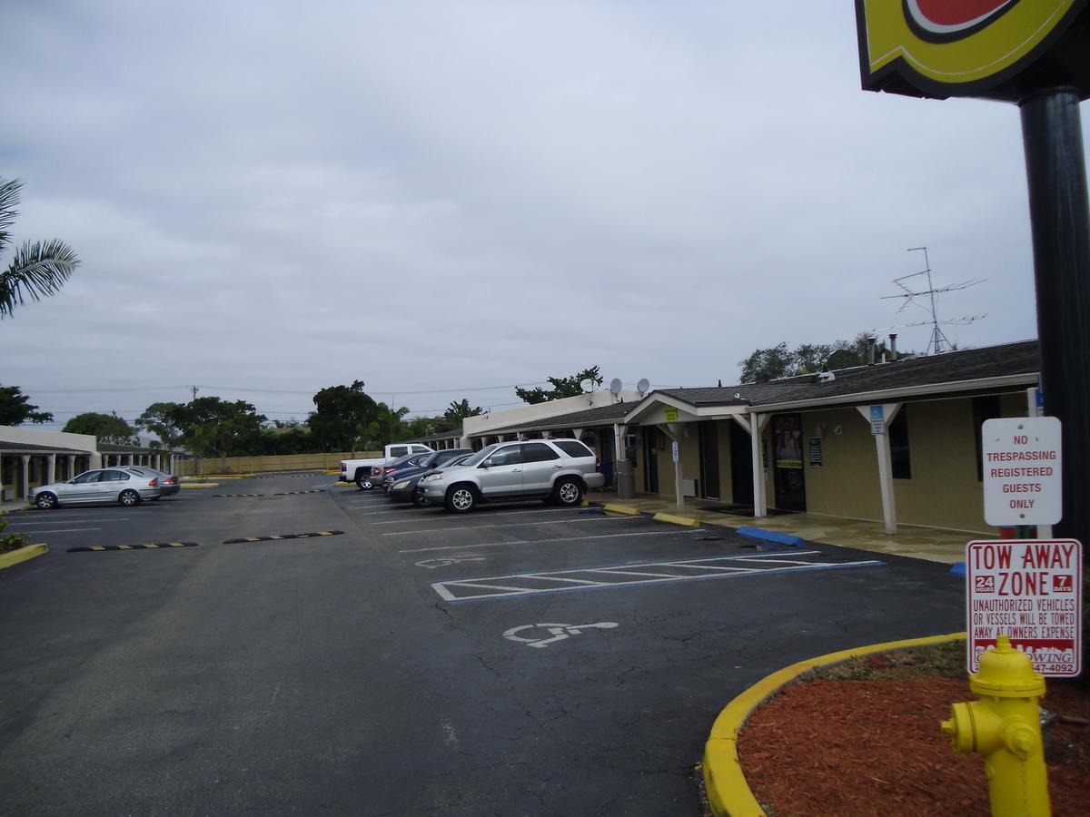 Super 8 By Wyndham Lantana West Palm Beach Esterno foto