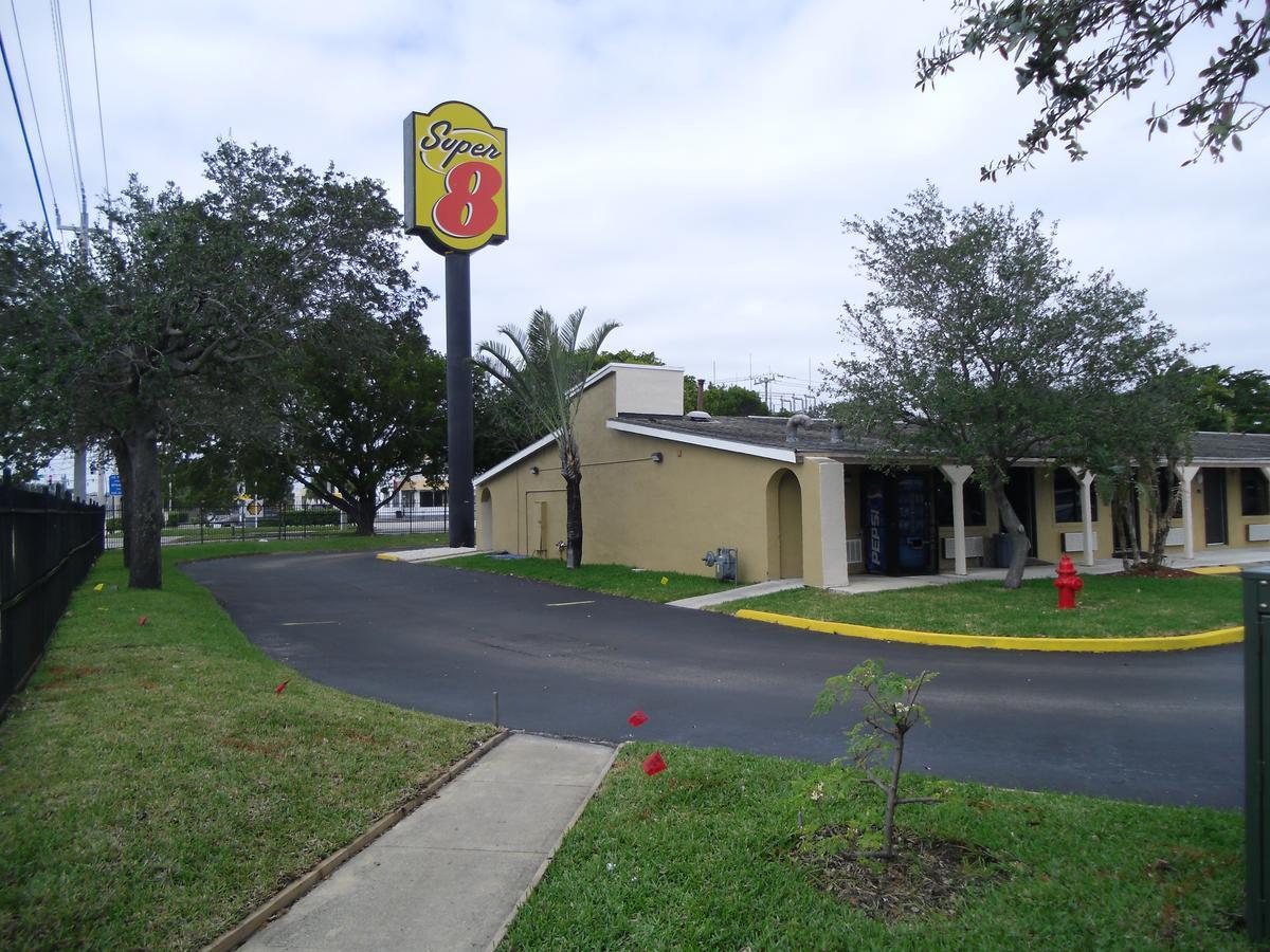 Super 8 By Wyndham Lantana West Palm Beach Esterno foto